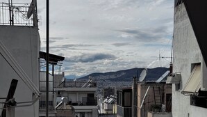 En smal stadsgata med tätt bebyggda hus, vissa med balkonger och satellitantenner.