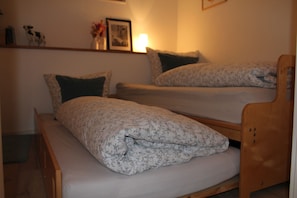 2 bedrooms, WiFi, bed sheets - Vacation apartment with its own sauna (Hofsgrund)
