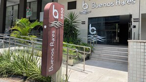 En hotellentréd med en skylt som visar ”b Buenos Ayres” och en skylt för ”CB Salon Luxe”.