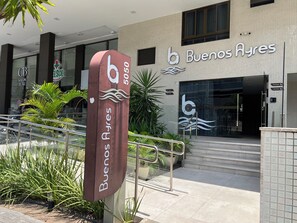 A hotel entrance with a sign for 'b Buenos Ayres' and a 'CB Salon Luxe' sign. - Buenos Aires 504 - Apartment in the best location in Tambaú for 6 people. (João Pessoa)