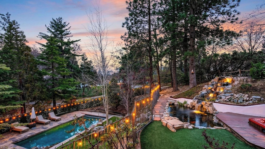 Pines & Stone by Avantstay Heated Pool + Hot Tub + Fire Pit + Fish Pond Mins to Lake + Village