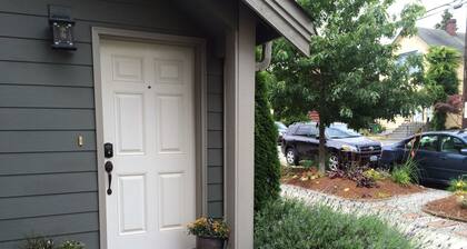 Bright, comfy 1-bedroom townhome in Ballard, Seattle perfect for your getaway