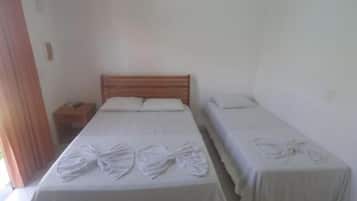 Habitación triple estándar | Caja fuerte, cortinas opacas, tabla de planchar con plancha
