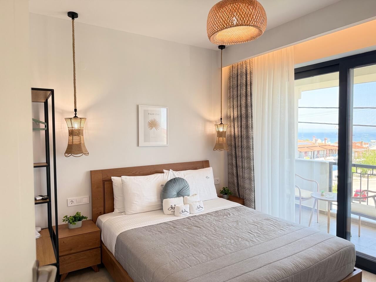 Departamento de lujo, balcón, vista al mar | Caja de seguridad en la habitación, cortinas blackout y insonorización 