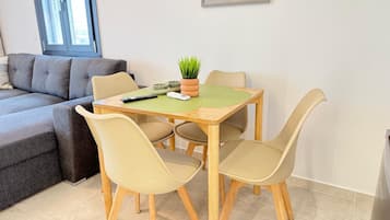 Luxury-Apartment, Balkon, Meerblick | Speisen