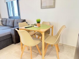 Apartamento de lujo, balcón, vistas al mar | Restauración