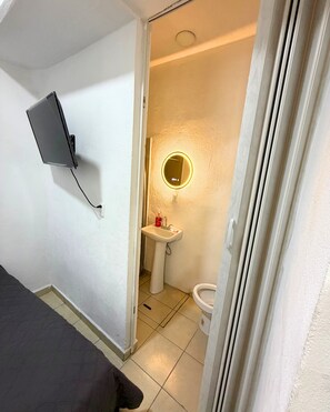 Douche, serviettes fournies, savon, papier de toilette