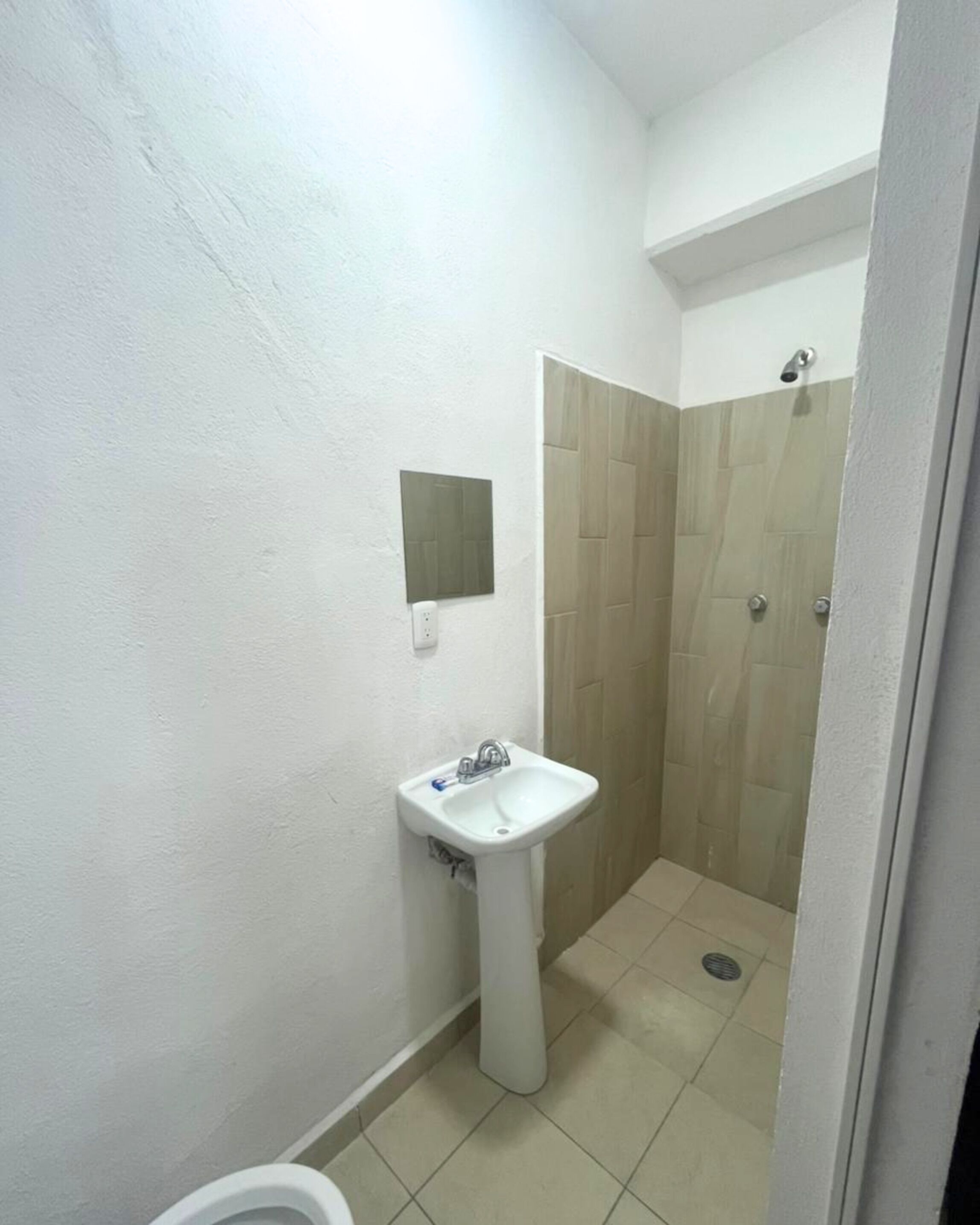 Economy-Zimmer, 1 Queen-Bett | Badezimmer | Dusche, Handtücher, Seife, Toilettenpapier