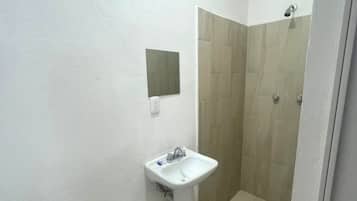 Economy-Zimmer, 1 Queen-Bett | Badezimmer | Dusche, Handtücher, Seife, Toilettenpapier