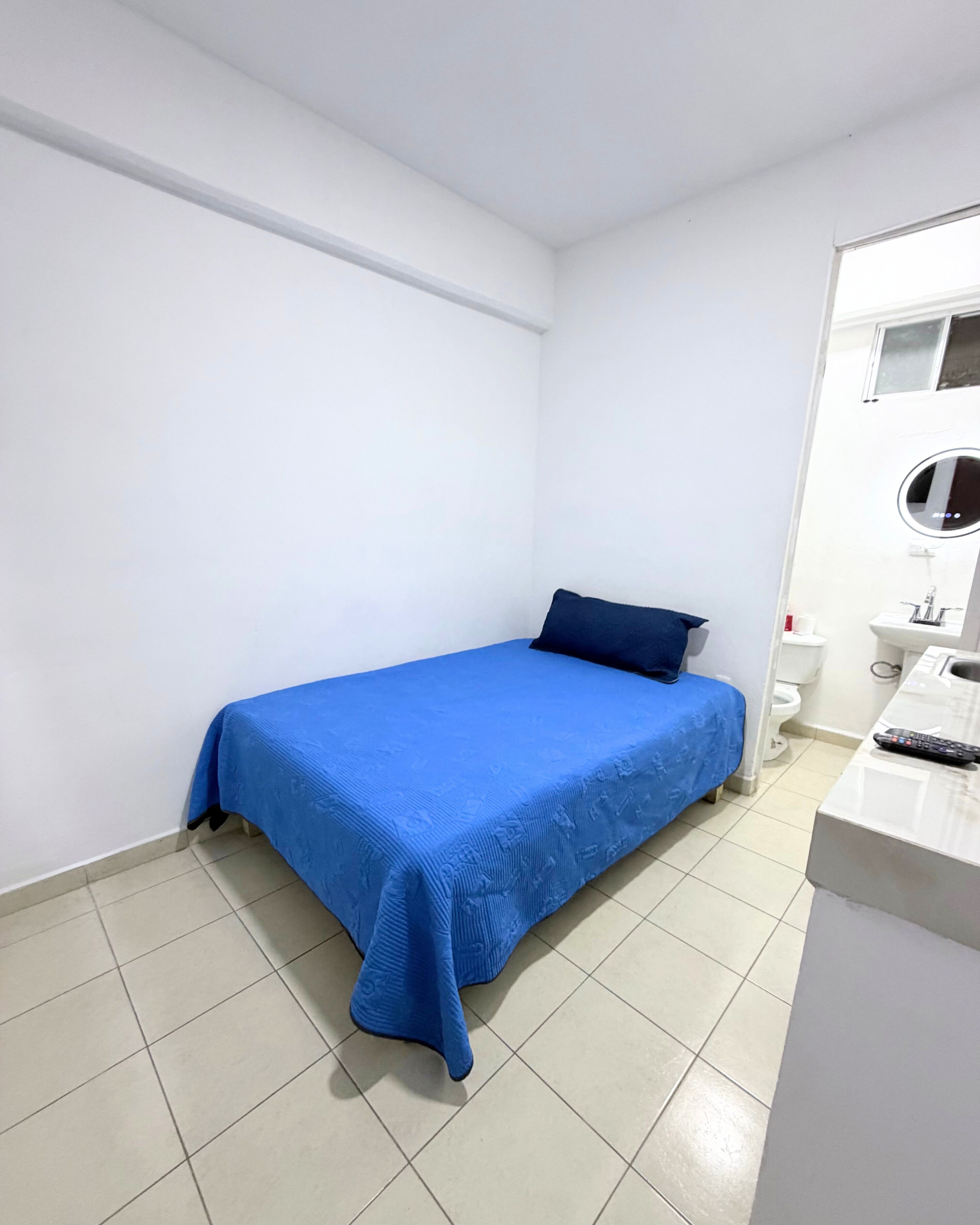 Chambre de base, 1 grand lit | Accès au Wi-Fi (inclus), literie fournie