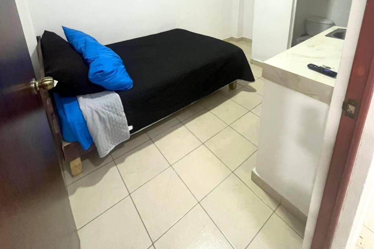 Basic Room, 1 Queen Bed