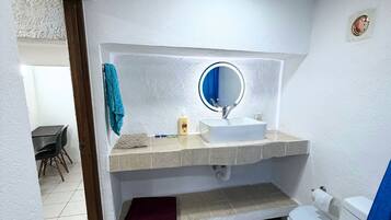 Basic Apartment, 2 Bedrooms, Tower | Bathroom