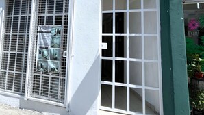 Un edificio con un letrero que dice 'Hotel Posada Centro Atlacomulco'.