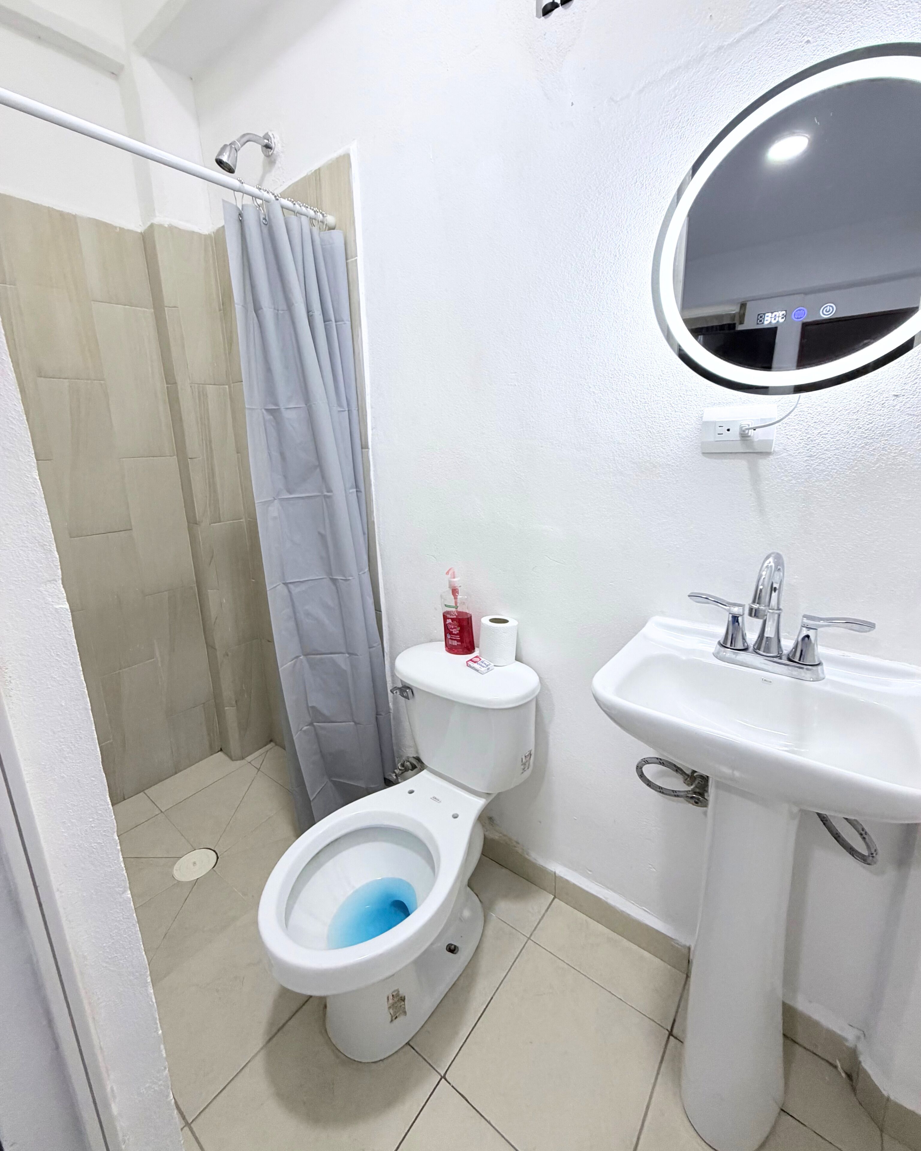 Regadera, toallas, jabón, papel de baño 
