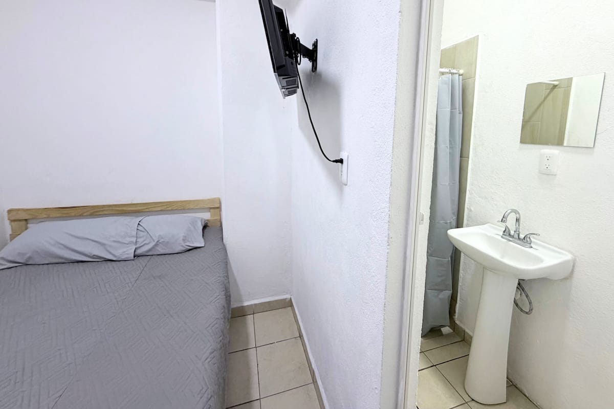 Chambre économique, 1 grand lit | AccÚs au Wi-Fi (inclus), literie fournie