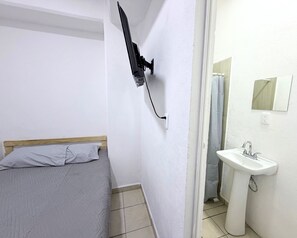 Chambre économique, 1 grand lit | Accès au Wi-Fi (inclus), literie fournie