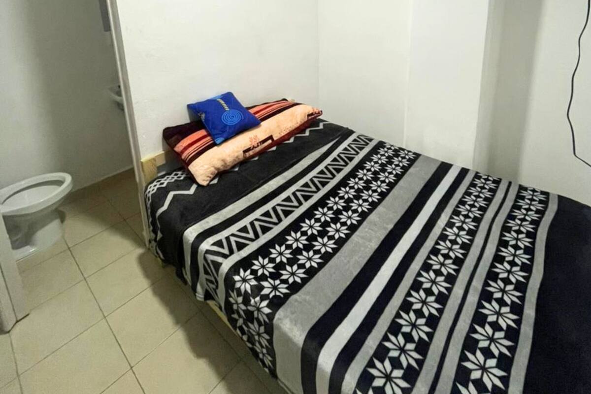 Economy Room, 1 Queen Bed