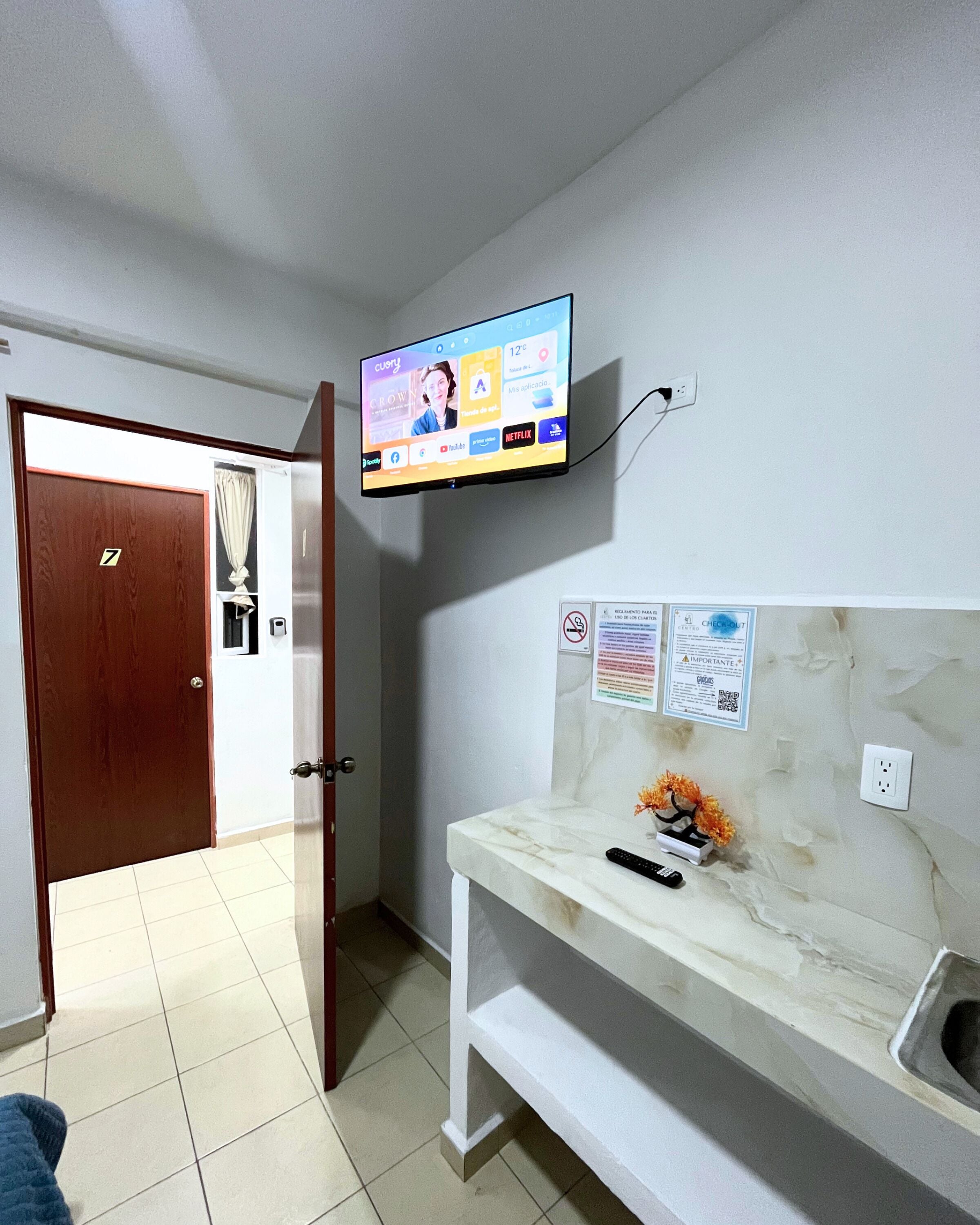 Habitación básica, 1 cama Queen size | Televisión