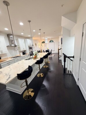 Fridge, microwave, oven, stovetop - Premium Modern Luxe Retreat Near BWI & Arundel Mills (Severn)