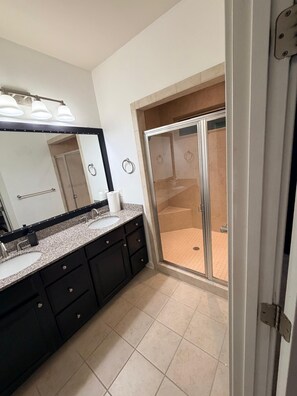 Shower, hair dryer, towels, soap - Premium Modern Luxe Retreat Near BWI & Arundel Mills (Severn)