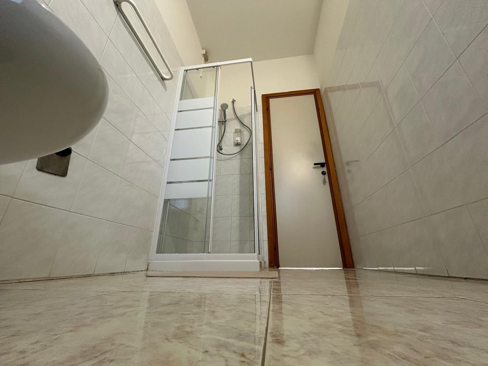 Een douche, een haardroger, een bidet, handdoeken