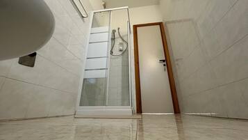 Een douche, een haardroger, een bidet, handdoeken