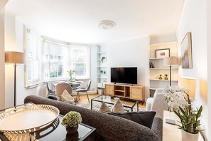 TV - Stylish Fulham Apartment with Private Garden (London)
