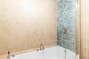 Hair dryer - Stylish Fulham Apartment with Private Garden (London)