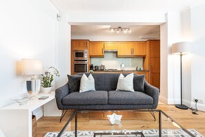 TV - Stylish Fulham Apartment with Private Garden (London)