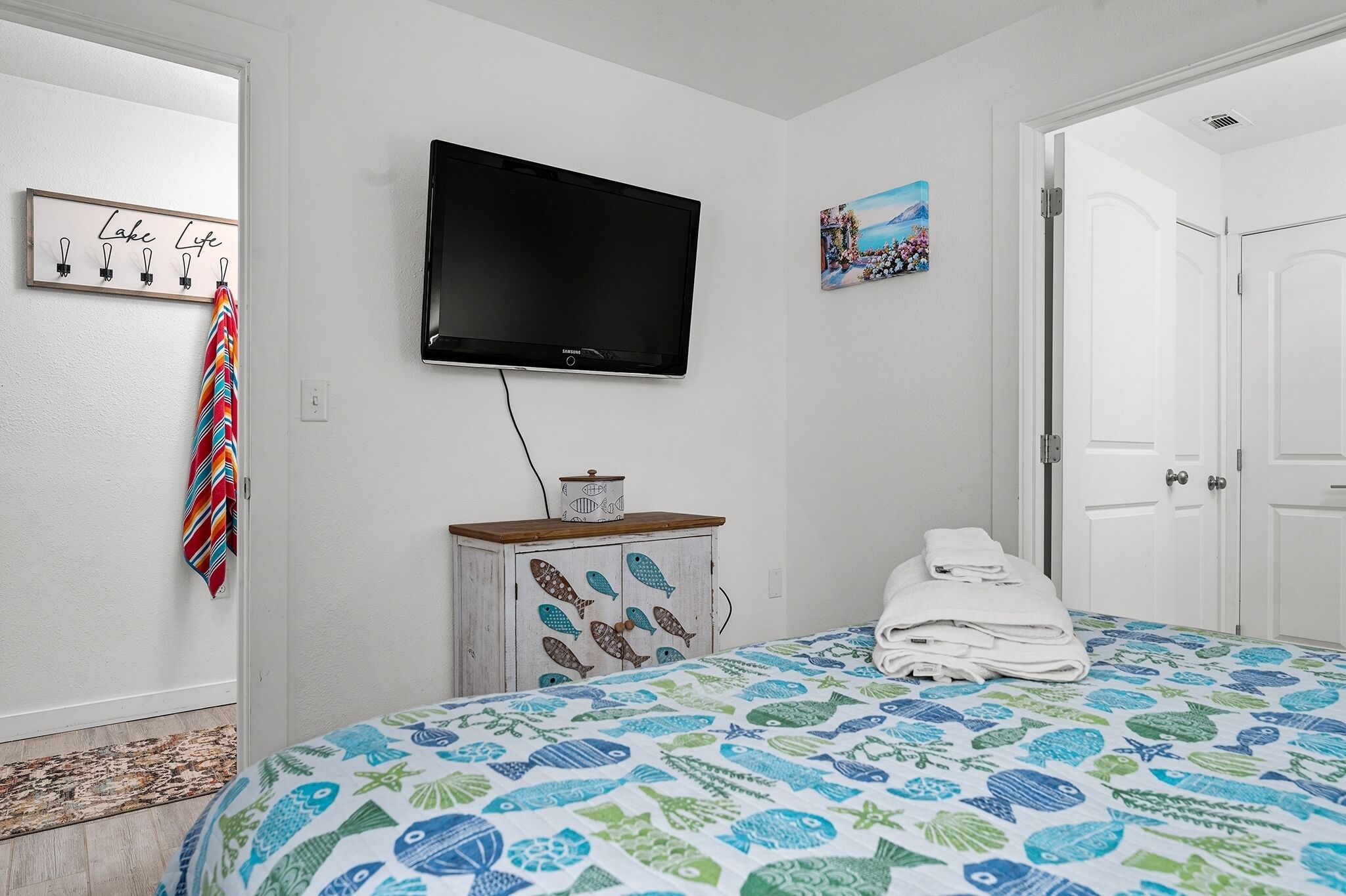 6 bedrooms, desk, iron/ironing board, travel cot