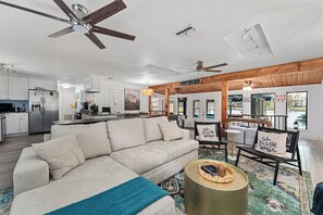 Smart-TV, Kamin, Tischfußball, Tischtennisplatte
