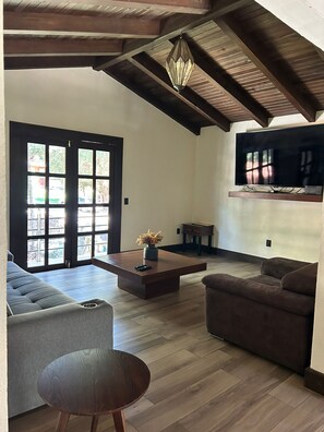 TV, fireplace - Large Luxury Cottage in Residential Subdivision (Mazamitla)