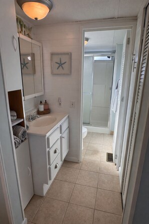 Een douche, een haardroger, handdoeken, zeep