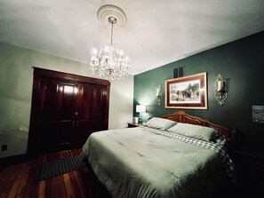 4 bedrooms, desk, iron/ironing board, free WiFi - One-of-a-kind historic getaway, where timeless charm meets modern fun & comfort. (Front Royal)