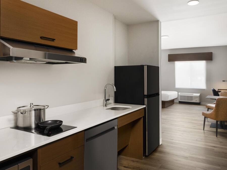 Una cocina moderna con lavavajillas, estufa y refrigerador.
