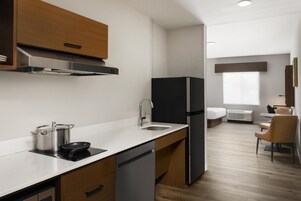 Una cocina moderna con lavavajillas, estufa y refrigerador.