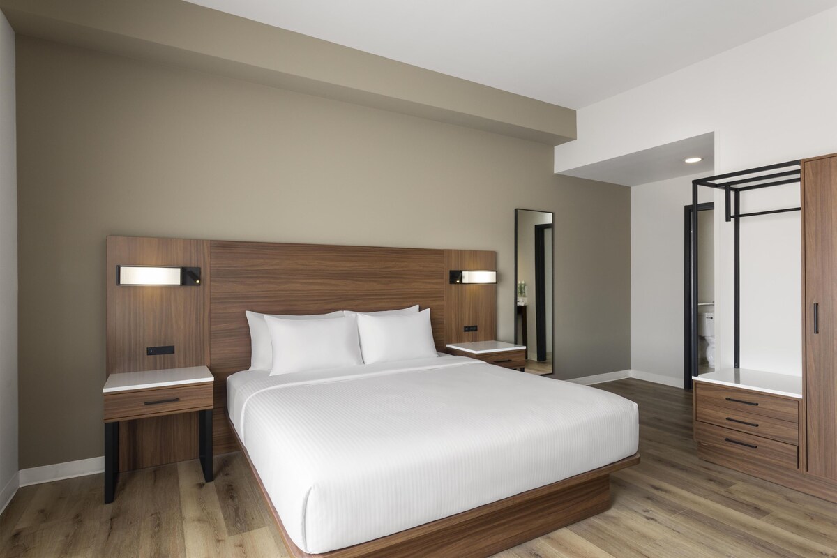 Quarto standard, 1 cama King, para não fumantes, cozinha | Escrivaninha, espaço de trabalho para notebook, cortinas blackout