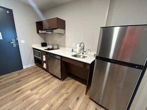 Chambre Standard, 2 grands lits, accessible aux personnes à mobilité réduite, cuisine | Coin cuisine privé