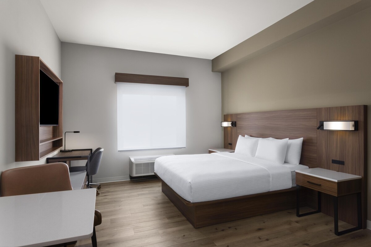 Quarto standard, 1 cama King, acessível, cozinha | Escrivaninha, espaço de trabalho para notebook, cortinas blackout