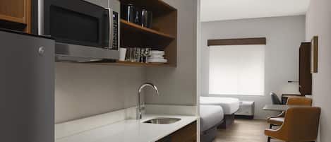 Habitación estándar, 2 camas Queen size, para no fumadores, cocina | Escritorio, espacio para trabajar con laptop y cortinas blackout