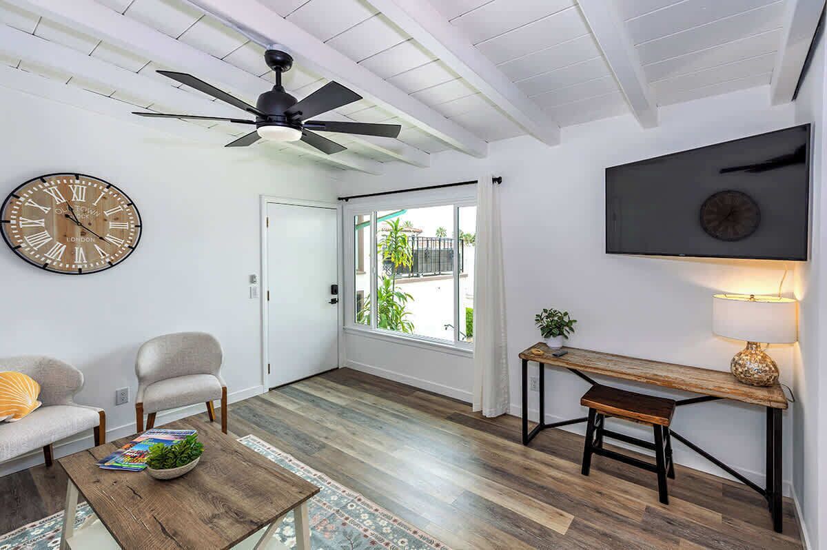 Remodeled Cottage Steps To The Beach With Ocean & Pier Views - Avenida Estacion, CA