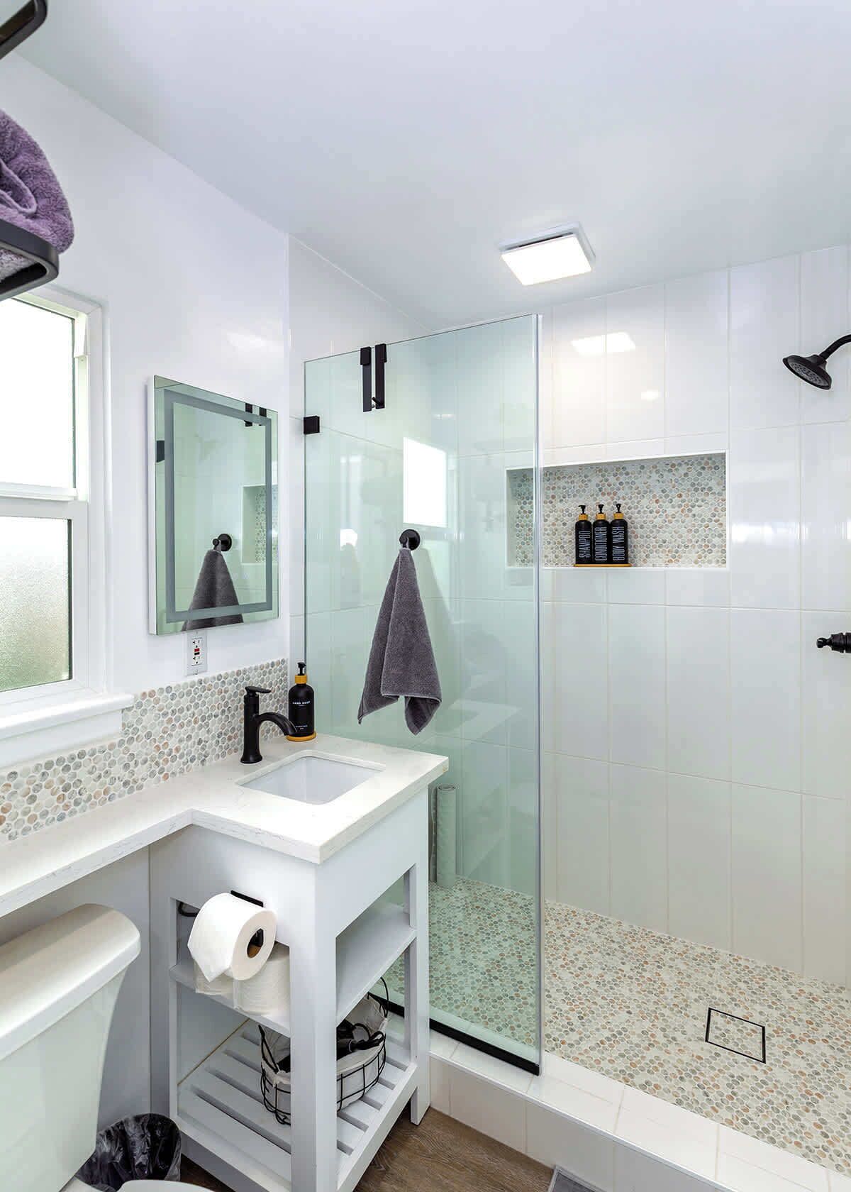 Ducha, secador de pelo, toallas y champú