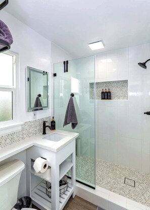 Bruser, hårtørrer, håndklæder, Shampoo