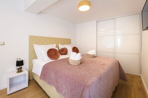 2 bedrooms, iron/ironing board, WiFi, bed sheets - Luxury Flat in Split City Center 15 min walk from Ferry Port and Beach (Split)