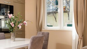 A dining area with a table, chairs, and a vase of flowers. - Luxury Flat in Split City Center 15 min walk from Ferry Port and Beach (Split)