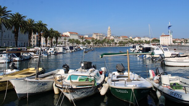 A marina with boats docked, a clear sky, and buildings in the background. - Luxury Flat in Split City Center 15 min walk from Ferry Port and Beach (Split)