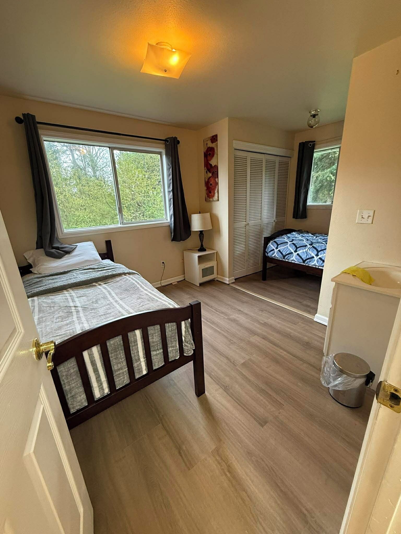 4 bedrooms, iron/ironing board, WiFi, bed sheets