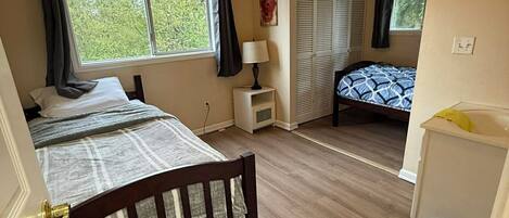 4 bedrooms, iron/ironing board, WiFi, bed sheets