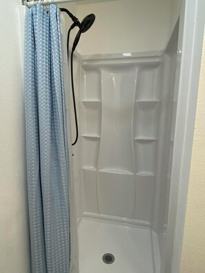 Douche, sèche-cheveux, serviettes fournies, savon