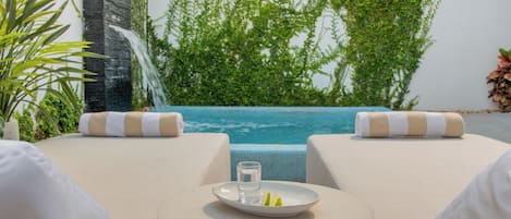Piscina all'aperto, lettini